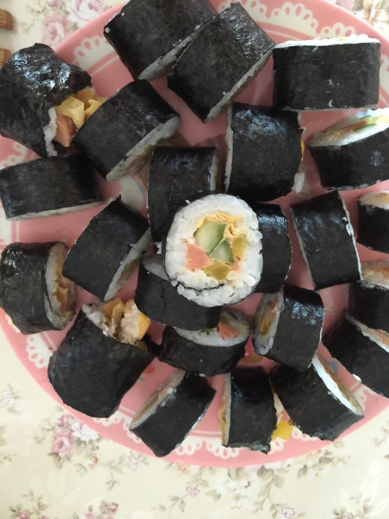 紫菜包饭,刀上沾水，切成段