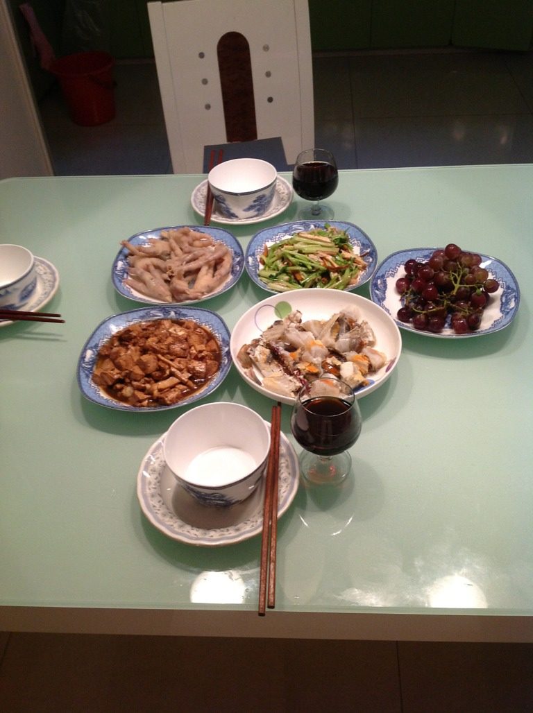 香干芹菜肉丝，咸螃蟹，麻辣豆腐，白煮鸡瓜