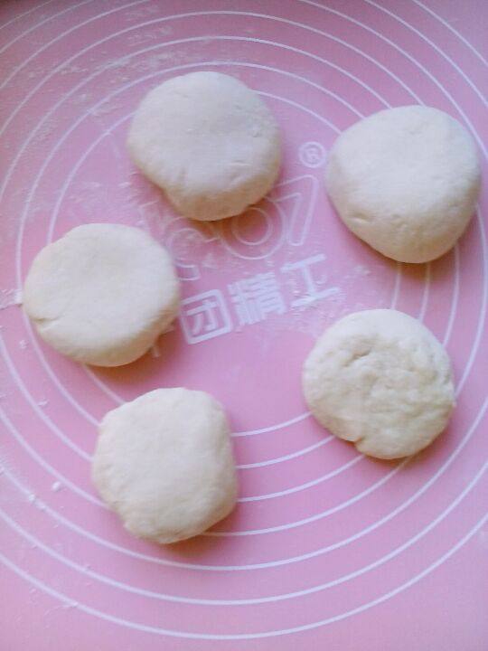 韭菜鸡蛋饼,将面团揉几次,分成均匀的5个面团