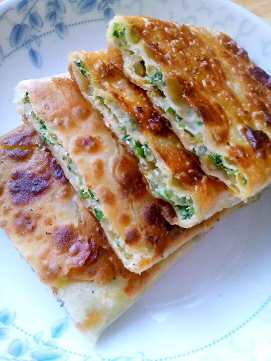 韭菜鸡蛋饼,将煎好的韭菜盒子,从中间切开即可