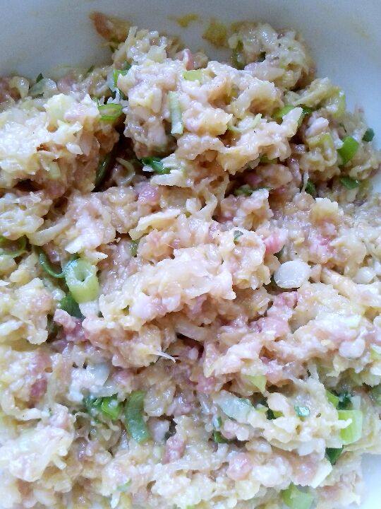 酸菜肉馅包子,菜加入肉馅中,加入适量油和所有的材料,拌匀.