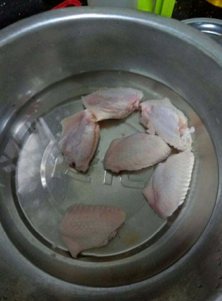 可乐鸡翅,先把鸡翅在清水里浸泡15分钟左，沥干。