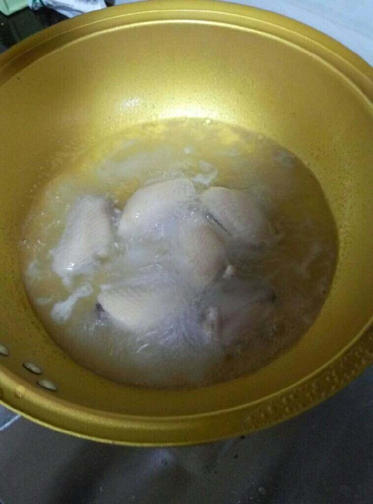 可乐鸡翅,放在水里煮一下煮到两面都有颜色为止