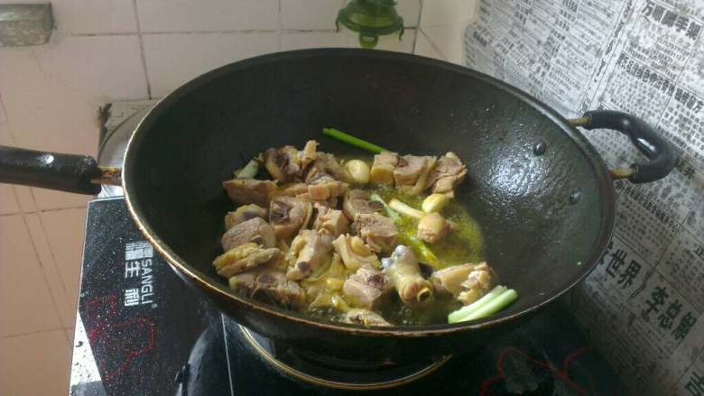 肉炖丸儿,倒入焯烫好的的鸡块儿加适量<a style='color:red;display:inline-block;' href='/shicai/ 718'>料酒</a>翻炒几下；