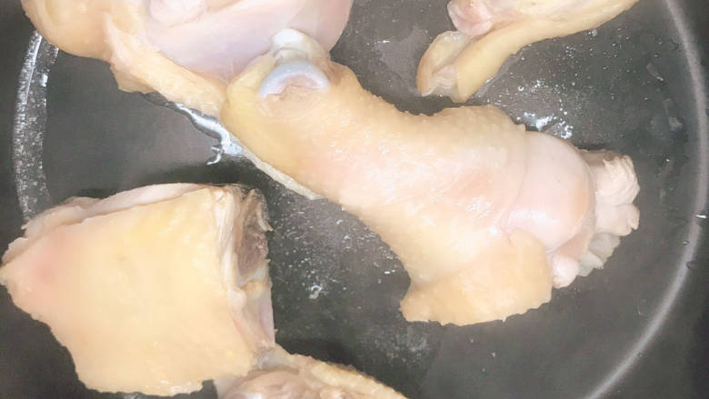 花胶鸡汤,鸡腿捞出放入煲中
