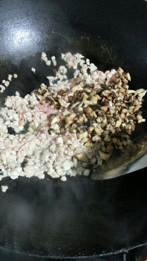 自制臊子,肉粒变色后加入香菇继续炒