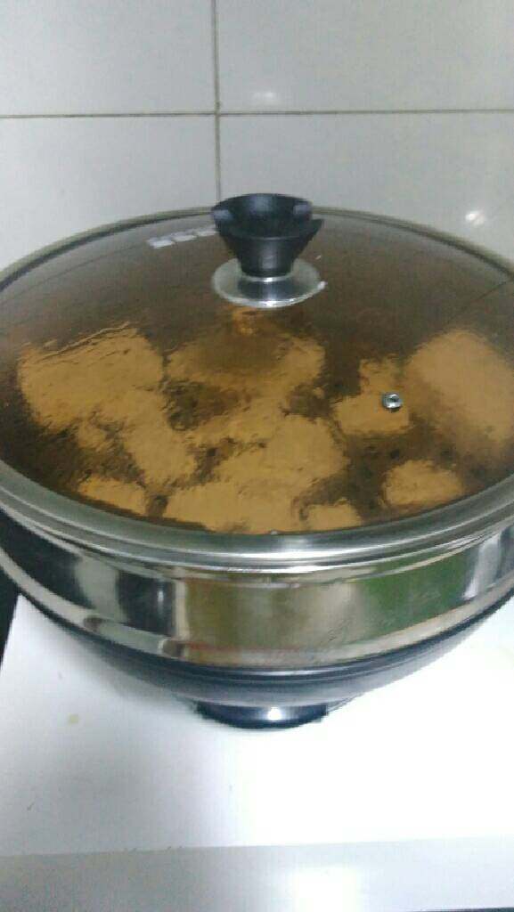 自制炸臭豆腐,首先，放在锅里蒸五到八分钟