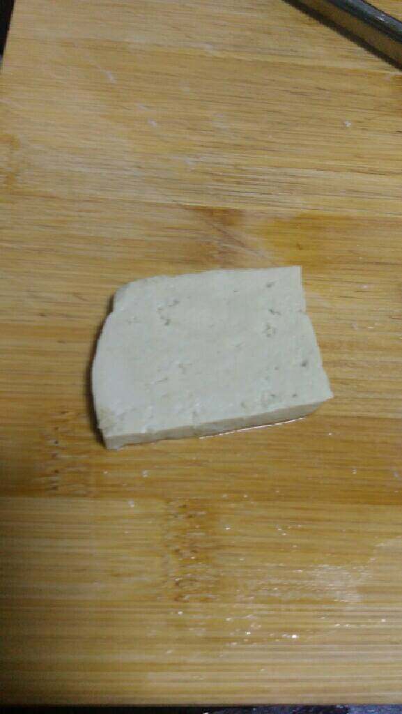 自制炸臭豆腐,然后取出来，切成长五厘米，宽四厘米，高0.5毫米等小方块放在碗中备用。