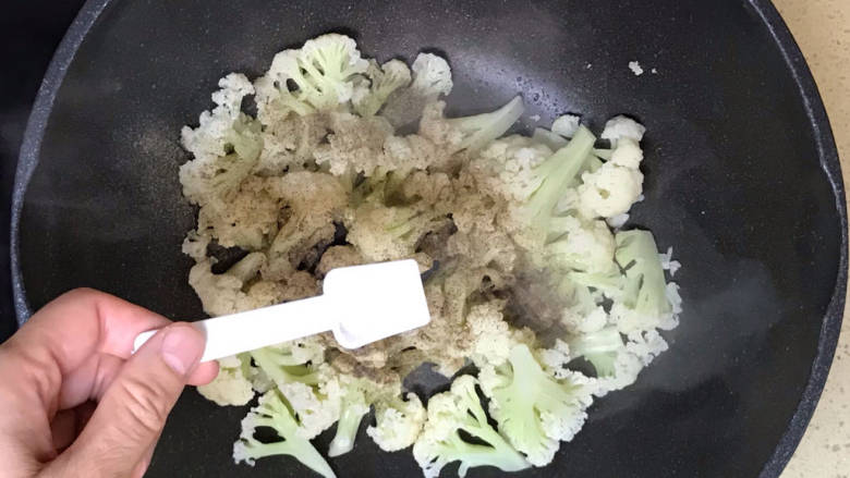 椒盐花菜,根据自己喜好,调整一下咸淡