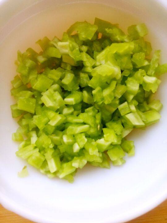 苦瓜炒蛋,<a style='color:red;display:inline-block;' href='/shicai/ 55'>苦瓜</a>洗净后，去瓤和外面的表皮，切成小块。