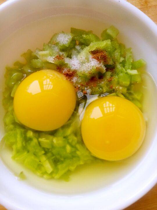 苦瓜炒蛋,打入俩个<a style='color:red;display:inline-block;' href='/shicai/ 9'>鸡蛋</a>，适量的盐和<a style='color:red;display:inline-block;' href='/shicai/ 717'>味精</a>，花椒粉，拌匀。