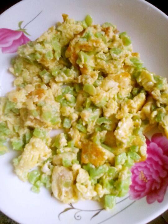 苦瓜炒蛋,锅中加入适量的油， 油热后打入蛋液，翻炒几下，煎至金黄即可。