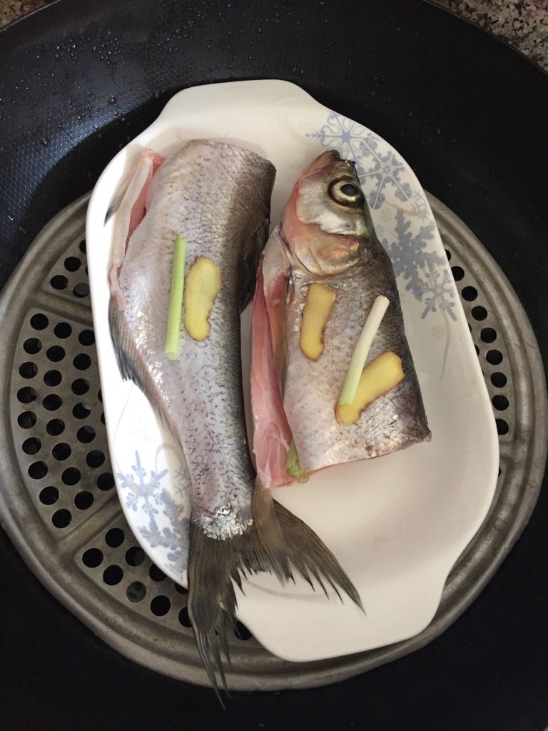 清蒸白刀鱼,入锅蒸10-15分钟(看鱼的大小)