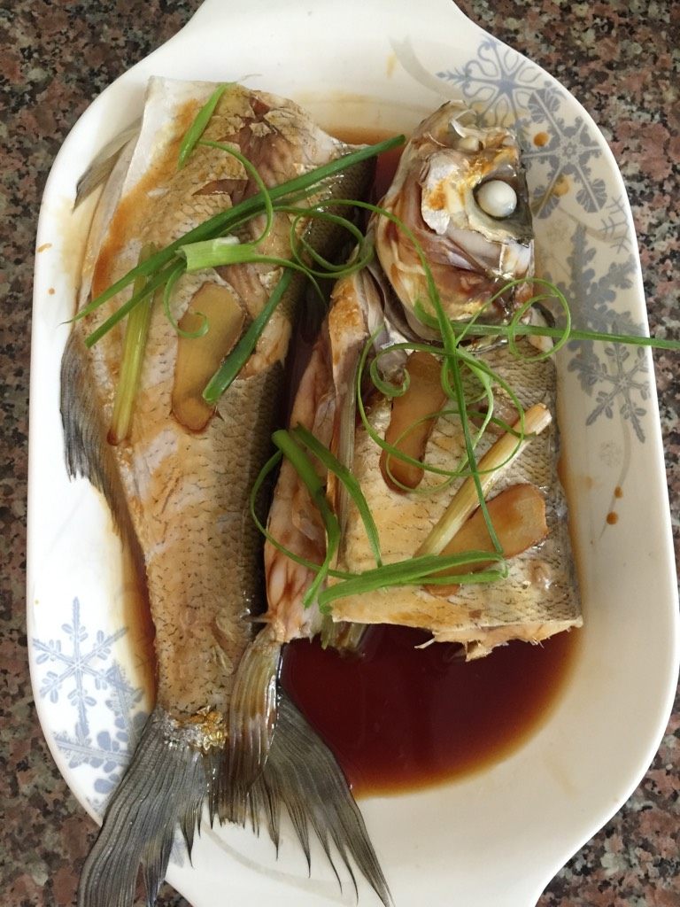 清蒸白刀鱼,倒入适量豉油,撒上葱丝,锅里烧好油,泼上适量,就做好了。原汁原味好吃。