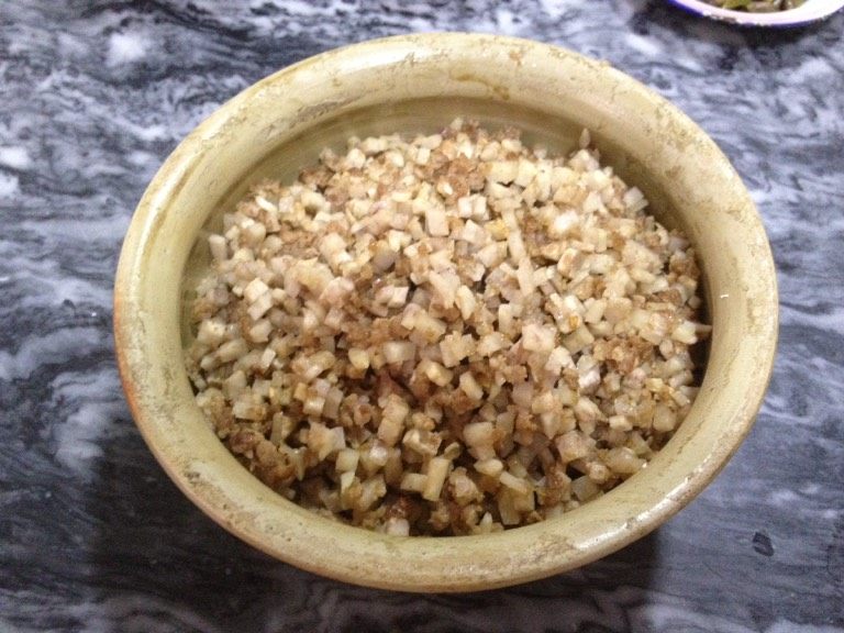 芋头瘦肉饺,锅中加入少许油，接着加入瘦肉茸翻炒，接着加入芋头丁一起炒，再加入少许盐和<a style='color:red;display:inline-block;' href='/shicai/ 756'>鸡精</a>、<a style='color:red;display:inline-block;' href='/shicai/ 156925'>水</a>一起炒，炒均匀就可以做馅料了