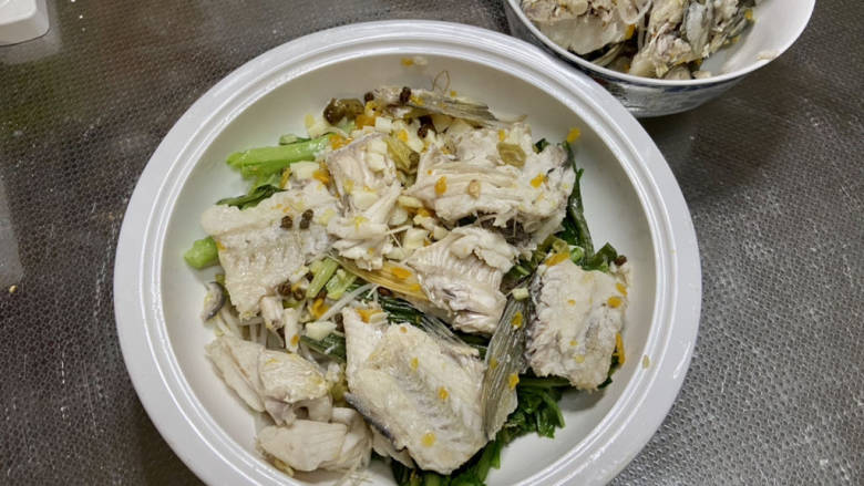 金汤鱼,中火煮三分钟,捞出鱼骨放在配菜上