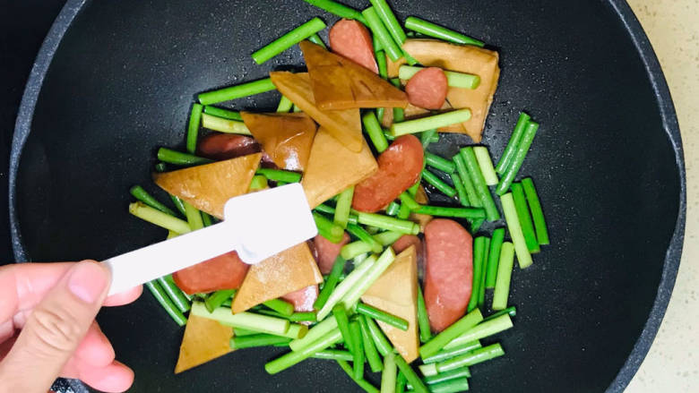 蒜苔香干,翻炒至蒜苔恹恹,撒入盐调味