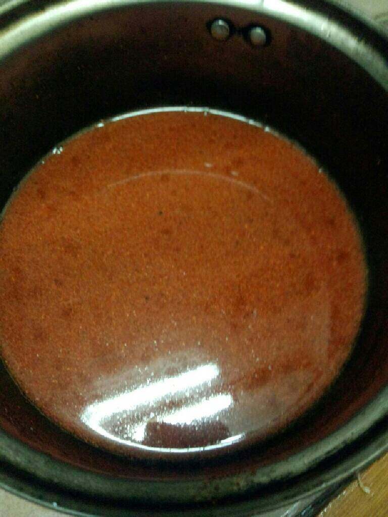 奥尔良烤翅,锅里倒入奥尔良，加适量的水和少许盐搅拌均匀