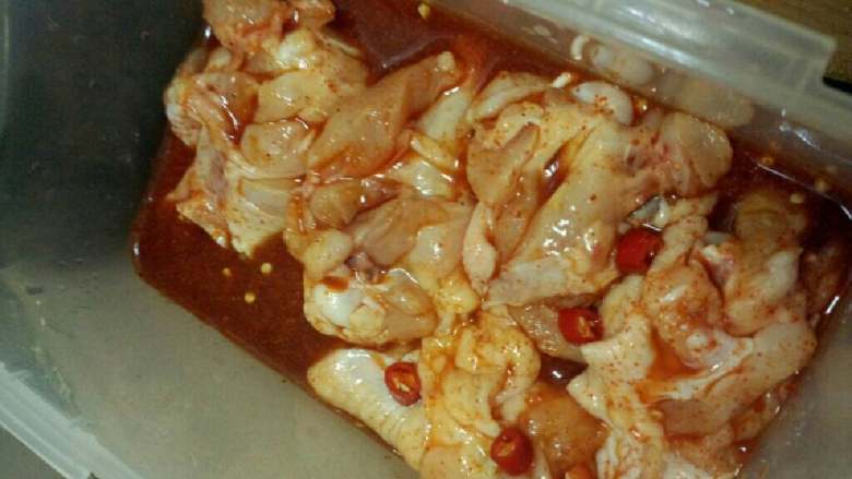 奥尔良烤翅,在把翅根也摆进去，在倒入剩余的奥尔良水