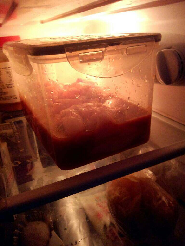 奥尔良烤翅,盖上盖放入冰箱腌制二小时