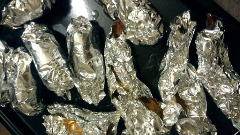 奥尔良烤翅,烤箱预热，腌好后在将鸡翅一个个包上锡纸放烤盘中