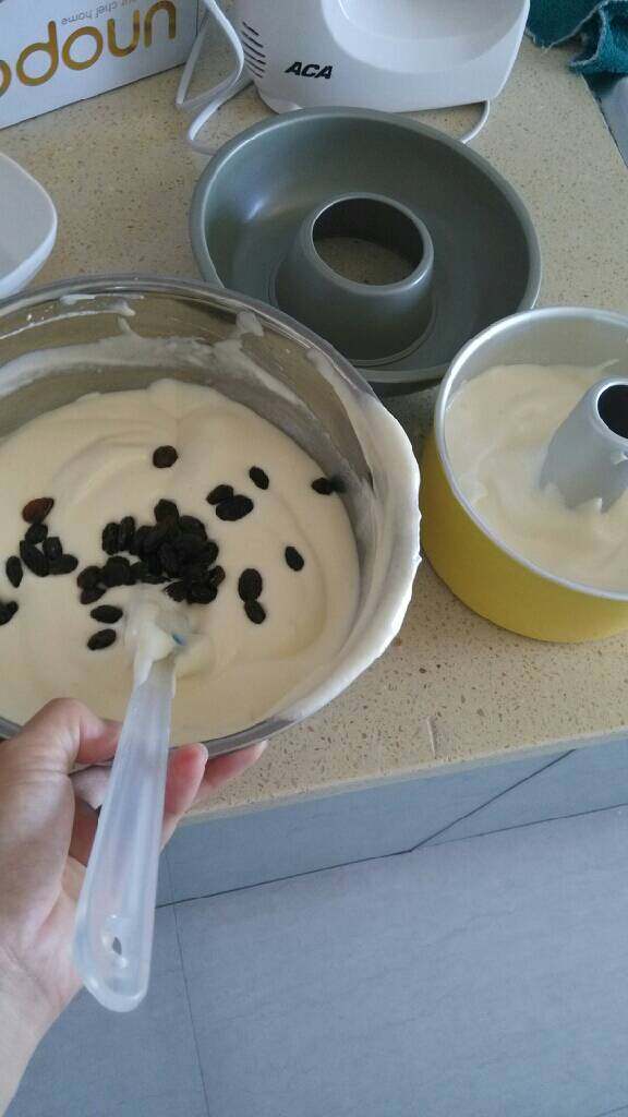 葡萄干戚风蛋糕,此方可做二个六寸,我是为了节约用电才烤两的,倒入一份模具后,我加了些葡萄干放入剩余的面糊里,倒另一模具