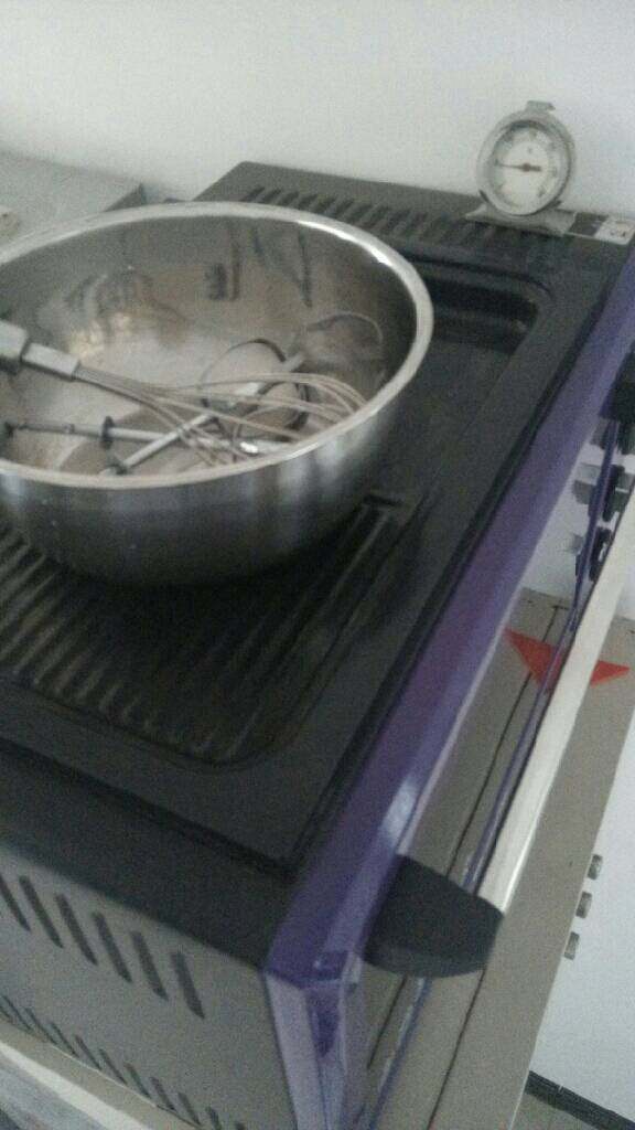 葡萄干戚风蛋糕,最后得瑟下我家烤箱顶部是带BBQ的哦!我一般用来烘干消毒工具,呵呵!