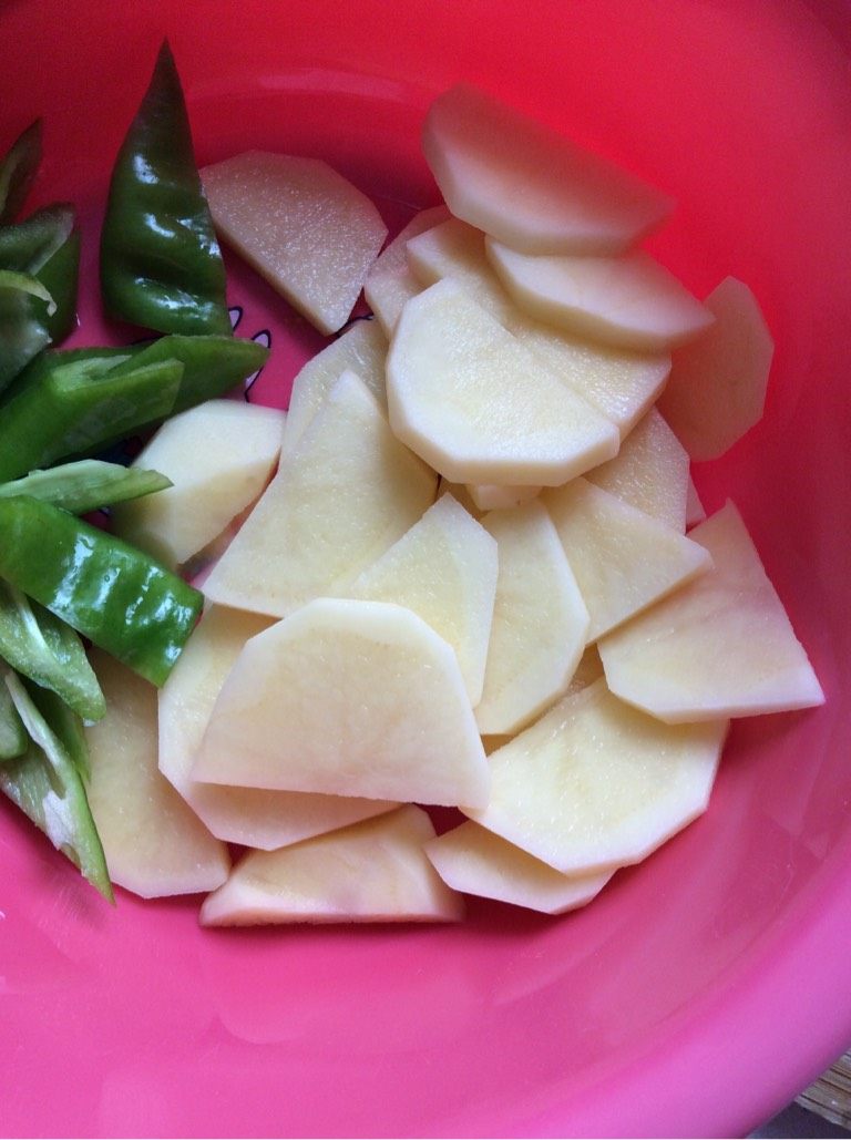 自制烤鱼,如图<a style='color:red;display:inline-block;' href='/shicai/ 23'>土豆</a>辣椒切开备用