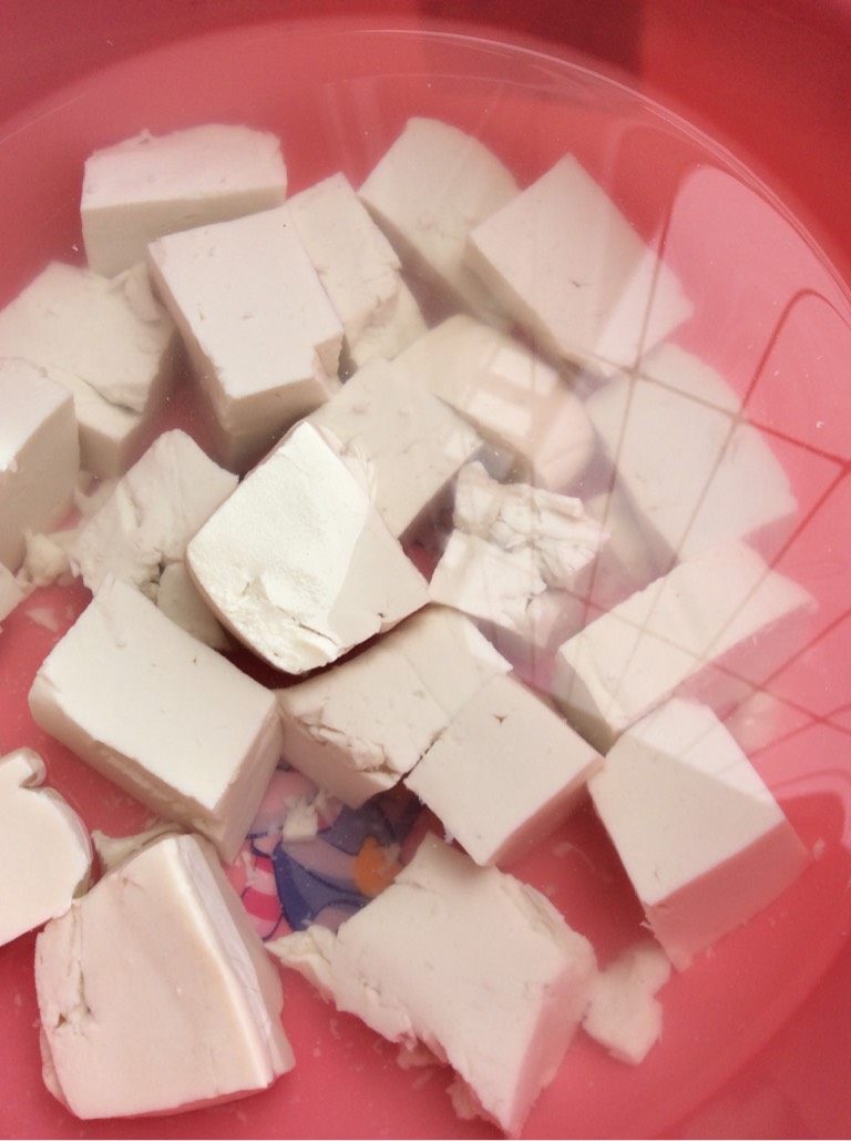 自制烤鱼,如图豆腐切小块用盐水泡着