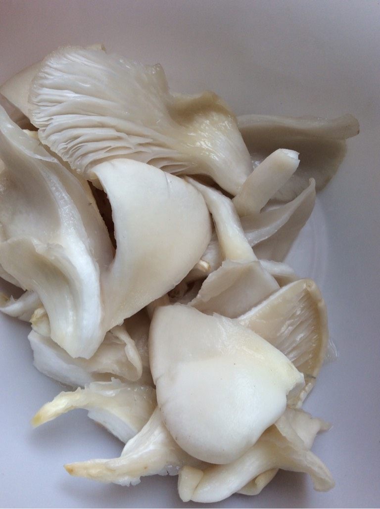 自制烤鱼,如图菌菇洗干净撕成小朵备用