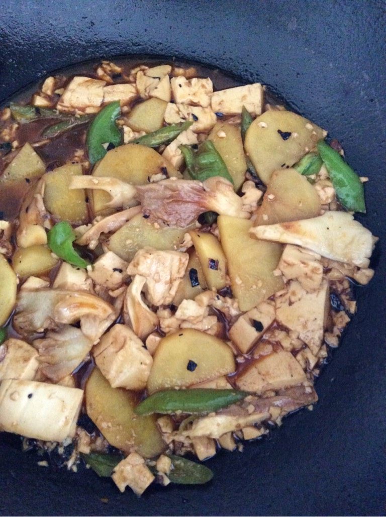 自制烤鱼,腌制好的鱼放烤箱里200度烤15分钟，在烤鱼的时候炒配菜，热锅下油爆香蒜末，放土豆片煎一下，然后依次放入<a style='color:red;display:inline-block;' href='/shicai/ 61'>青椒</a>，菌菇，豆腐翻炒均匀，加入<a style='color:red;display:inline-block;' href='/shicai/ 692'>酱油</a>，<a style='color:red;display:inline-block;' href='/shicai/ 10084'>老干妈</a>，<a style='color:red;display:inline-block;' href='/shicai/ 694'>豆豉</a>，<a style='color:red;display:inline-block;' href='/shicai/ 869'>白砂糖</a>调味，再倒入一大碗水焖煮一下