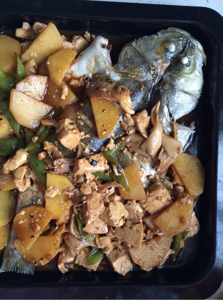 自制烤鱼,烤鱼的最后五分钟调上火，这样鱼皮会脆点，然后把鱼端出来放入配菜和汤汁