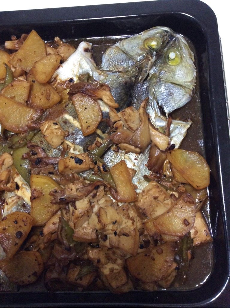 自制烤鱼,如图200度再烤20分钟，土豆表皮有点干就可以了