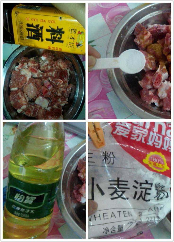芋头粉蒸排骨,再放一勺盐,花生油,生粉,料酒搅拌均匀。