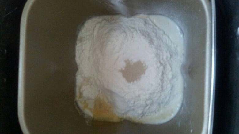 牛奶面包,徐<a style='color:red;display:inline-block;' href='/shicai/ 887'>黄油</a>外，所有材料先液后粉进面包机，揉面10分钟后加入软化的<a style='color:red;display:inline-block;' href='/shicai/ 887'>黄油</a>，揉20分钟。