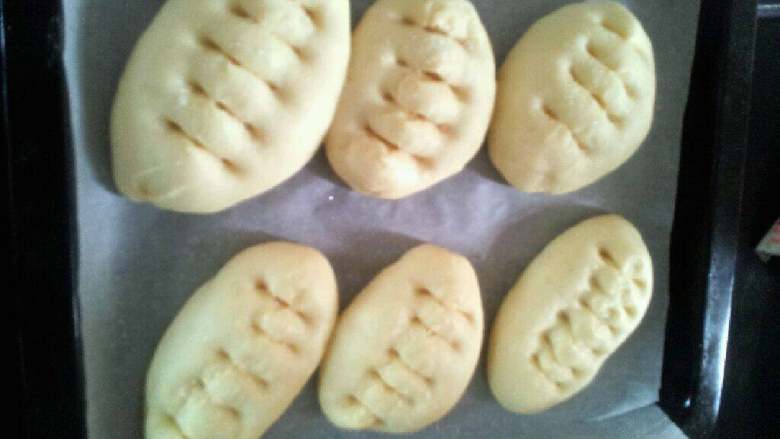 牛奶面包,用厨房剪刀在面包上剪型，烤箱200度预热，面包刷上蛋液，烤箱185度，中层烤15至20分钟即可