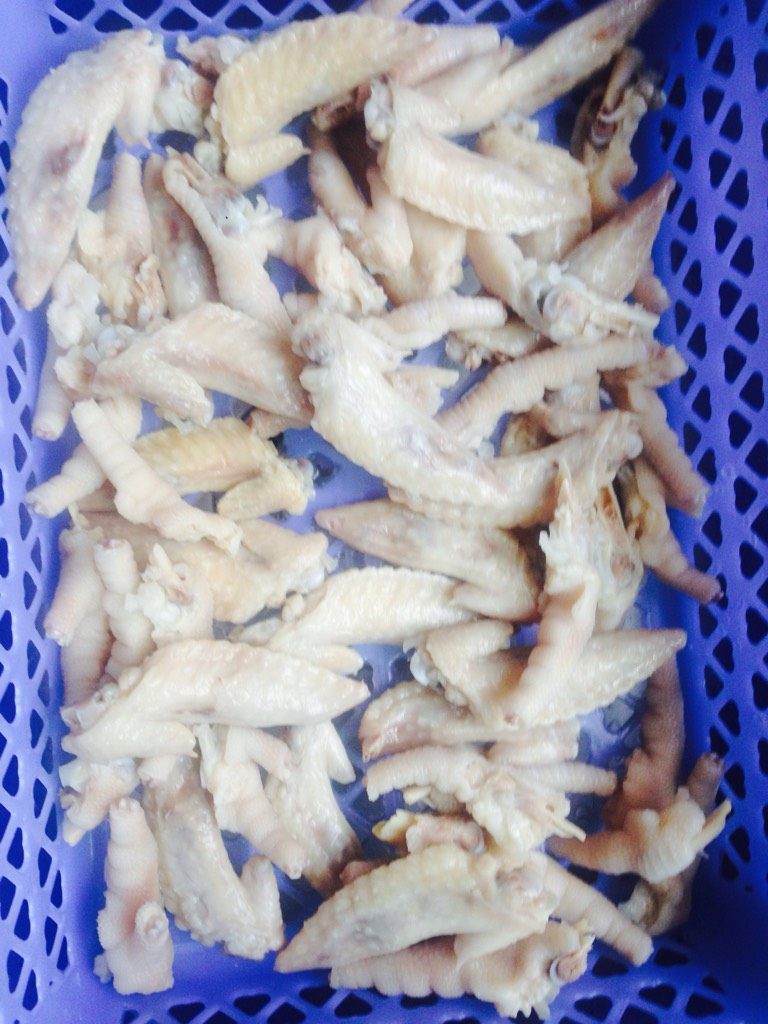 泡凤爪,把鸡脚和<a style='color:red;display:inline-block;' href='/shicai/ 5539'>鸡翅尖</a>放入沸水中过水，放少量盐和五片<a style='color:red;display:inline-block;' href='/shicai/ 37'>姜</a>，去腥，沥水。