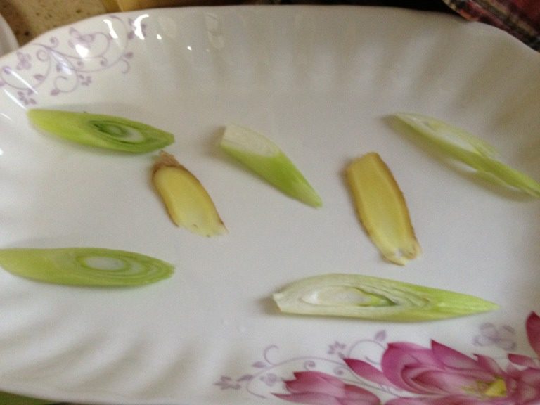 好吃的清蒸鲈鱼,鱼盘上放姜,䓤。在把鱼肚和鱼身放姜,䓤。上蒸锅。