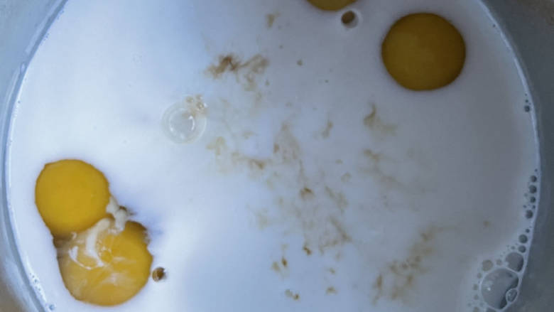 香葱肉松磅蛋糕,滴入<a style='color:red;display:inline-block;' href='/shicai/ 780'>香草精</a>。