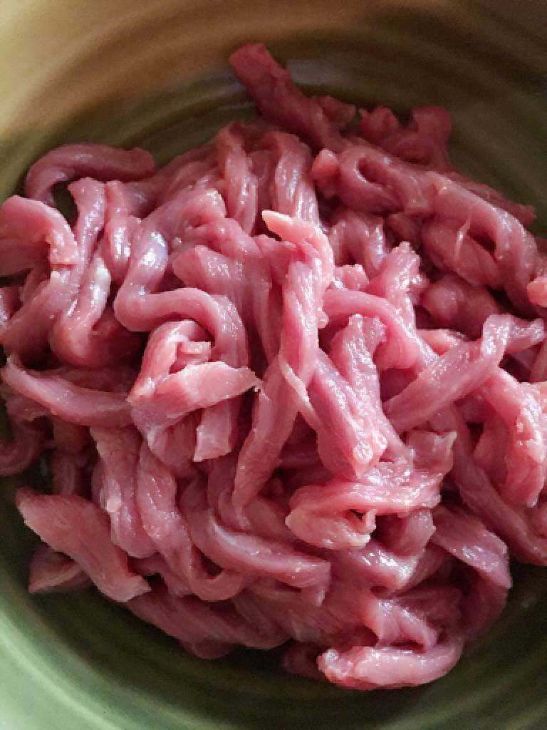 香喷喷下饭菜～小炒牛肉,这是切好的<a style='color:red;display:inline-block;' href='/shicai/ 216'>牛肉</a>丝，是买回来自己切的