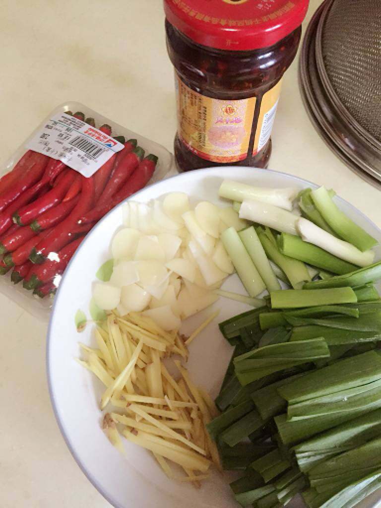 香喷喷下饭菜～小炒牛肉,这是需要准备的配料：老干妈，小米辣，<a style='color:red;display:inline-block;' href='/shicai/ 2800'>生姜</a>丝，<a style='color:red;display:inline-block;' href='/shicai/ 2794'>大蒜</a>片，<a style='color:red;display:inline-block;' href='/shicai/ 3349'>蒜苗</a>！