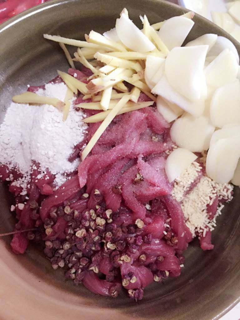 香喷喷下饭菜～小炒牛肉,切好的牛肉中依次加入：盐，鸡精，<a style='color:red;display:inline-block;' href='/shicai/ 700'>花椒</a>，芡粉，香油，生姜丝，大蒜片！用手拌均匀