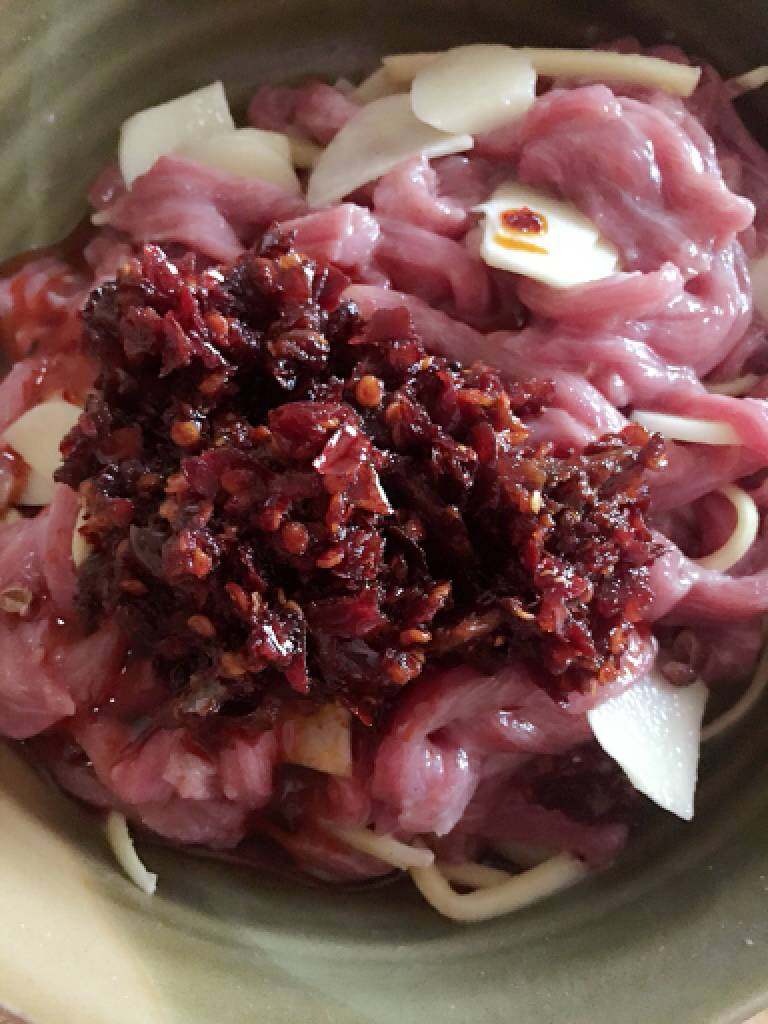 香喷喷下饭菜～小炒牛肉,然后加入老干妈，继续拌均匀
