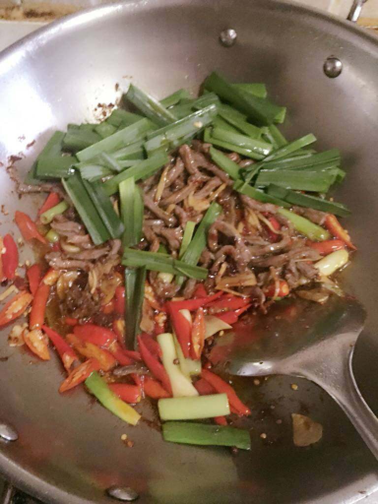 香喷喷下饭菜～小炒牛肉,小米辣和蒜白炒断生以后就可以加入炒好的牛肉和蒜苗，翻炒均匀就可以了