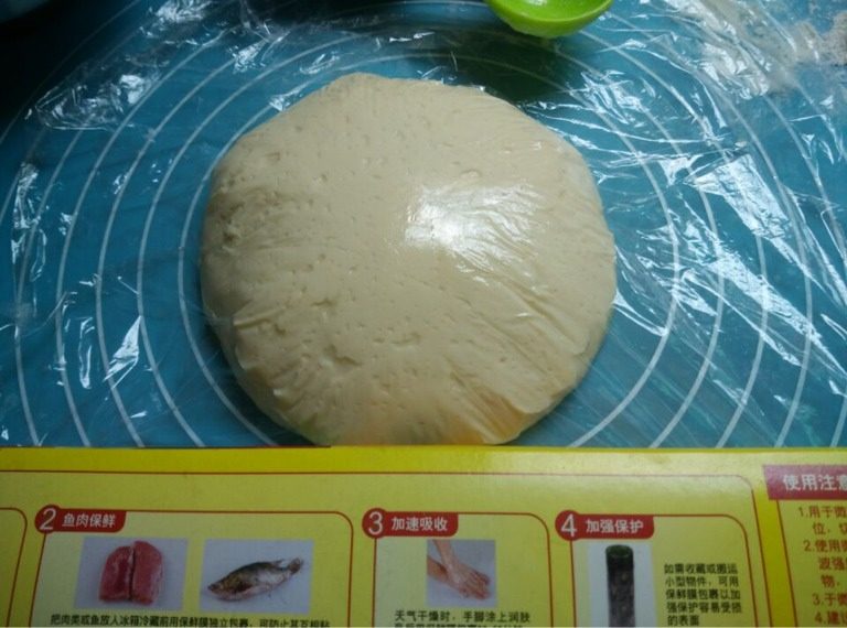 虾鲜拼QQ肠披萨,如图将材料里含1的食材揉成光滑的面团,黄油等面团快好后放入揉15分钟即可,发酵至2倍大时排气再揉圆静置15分钟,。这期间处理材料2的食材,虾灼熟剝壳,玉米粒剝好飞水,洋葱辣椒QQ肠切好备用