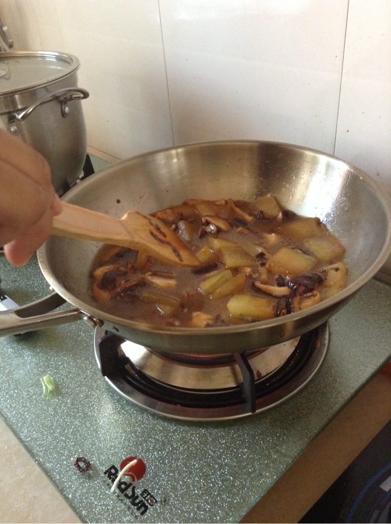 红烧冬瓜,加入香菇后继续翻炒 ；再加入两勺<a style='color:red;display:inline-block;' href='/shicai/ 788'>生抽</a>  ，一勺<a style='color:red;display:inline-block;' href='/shicai/ 762'>老抽</a>    ，继续翻炒，直至<a style='color:red;display:inline-block;' href='/shicai/ 788'>生抽</a>和<a style='color:red;display:inline-block;' href='/shicai/ 762'>老抽</a>分布均匀后；再加入一勺<a style='color:red;display:inline-block;' href='/shicai/ 12043'>花椒粉</a>，一勺盐继续翻炒；再加入适量的<a style='color:red;display:inline-block;' href='/shicai/ 156925'>水</a>