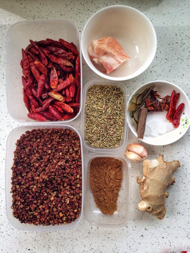 任性的茶叶卤蛋,<a style='color:red;display:inline-block;' href='/shicai/ 428'>五花肉</a>和鸡蛋一起添水煮开,下调料