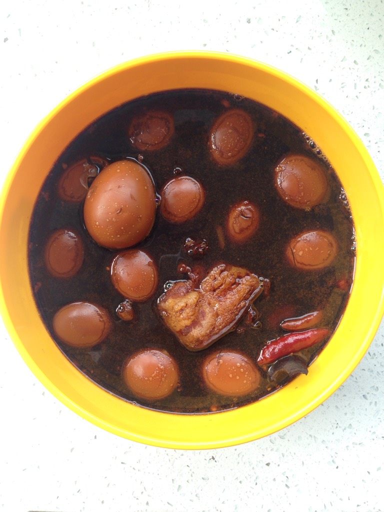 任性的茶叶卤蛋,关火盛出鸡蛋和卤汁,浸泡一下蛋更入味哦,冰冰箱,吃得时候捞一个。猪五花留着配菜