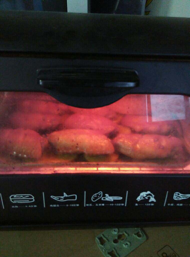 烤鸡中翅,在烤盘里放一点油，然后把土豆片铺一层在烤盘里