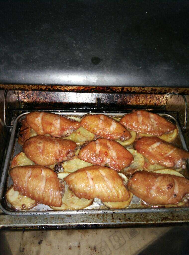 烤鸡中翅,把腌制好的鸡中翅放在土豆片上面直接放入烤箱烤10分钟，然后再刷一层油，再把鸡中翅翻到另一面再烤5分钟，再翻一次烤5分钟即可